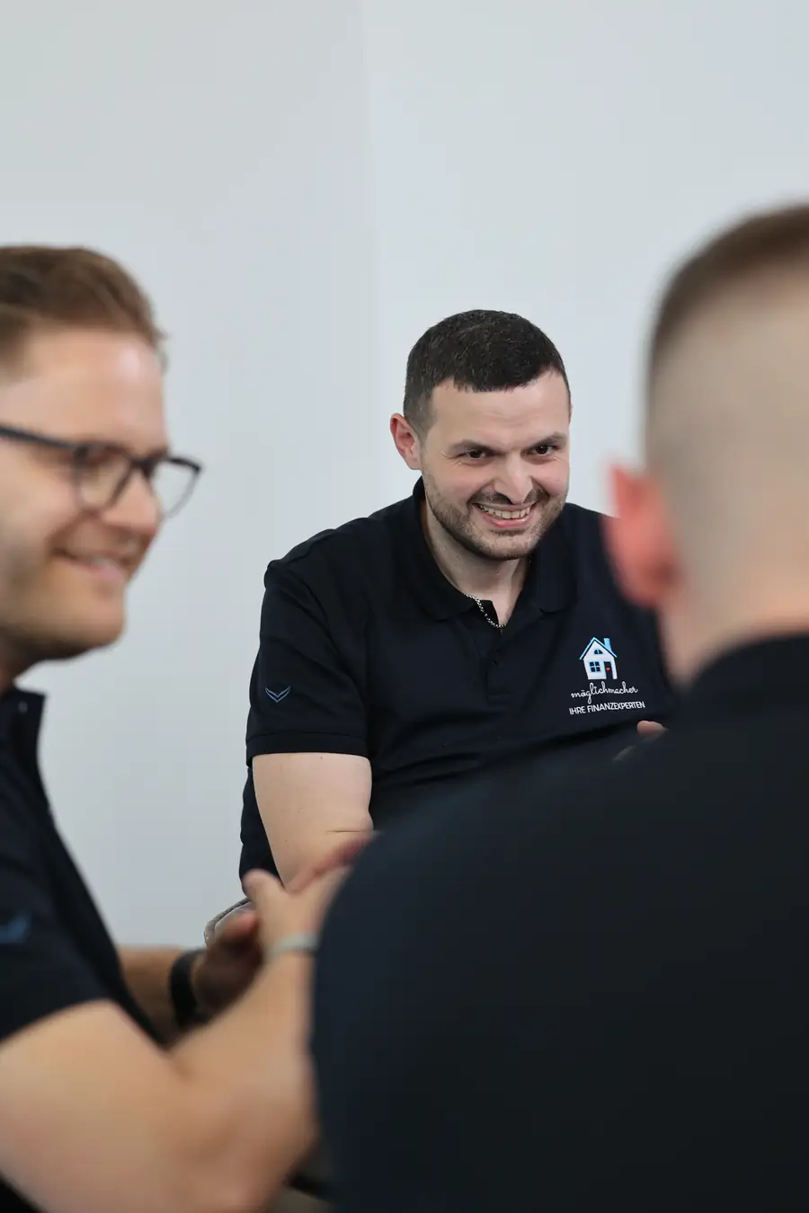 Beratungsgespräch zur Baufinanzierung im Büro der Möglichmacher GmbH in Karlsruhe